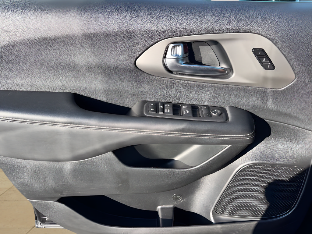 Used 2025 Chrysler Pacifica Select FWD image 24
