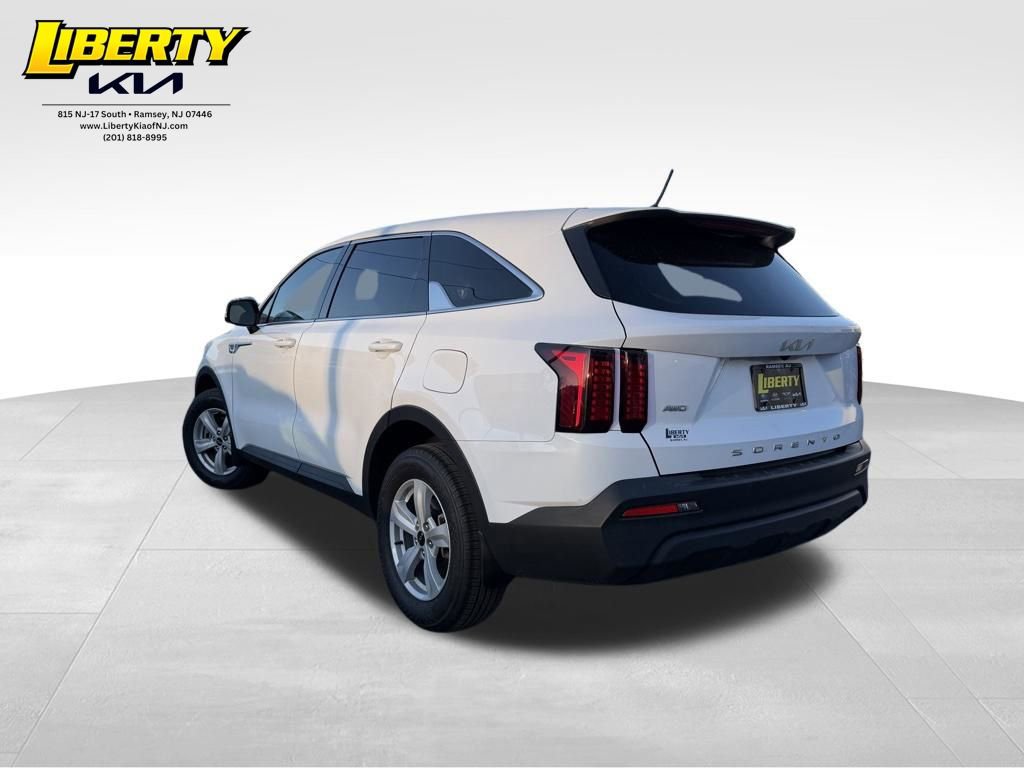Used 2022 Kia Sorento LX image 5