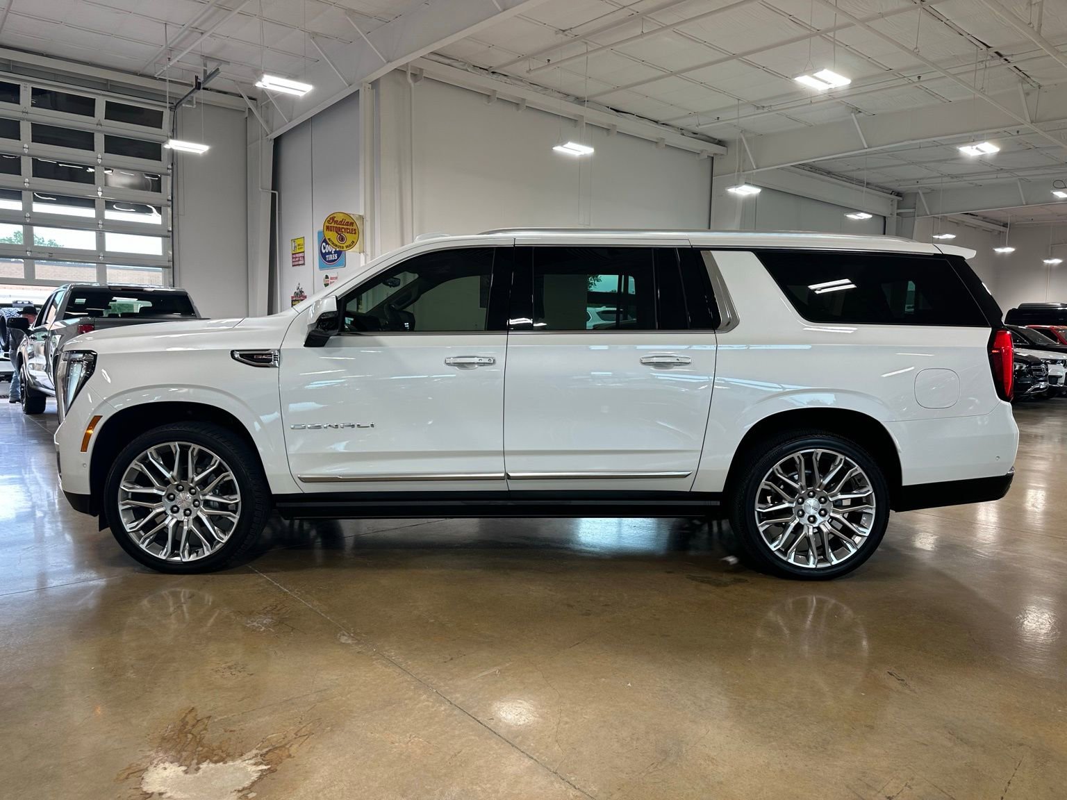 Used 2025 GMC Yukon XL Denali w/ Denali Reserve Package image 4