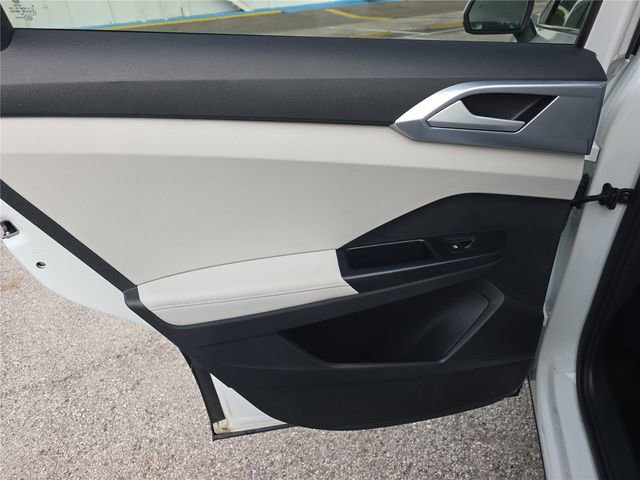 Used 2025 Volkswagen Taos SE image 9