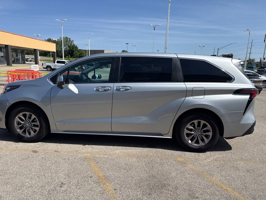 Used 2021 Toyota Sienna LE FWD image 9