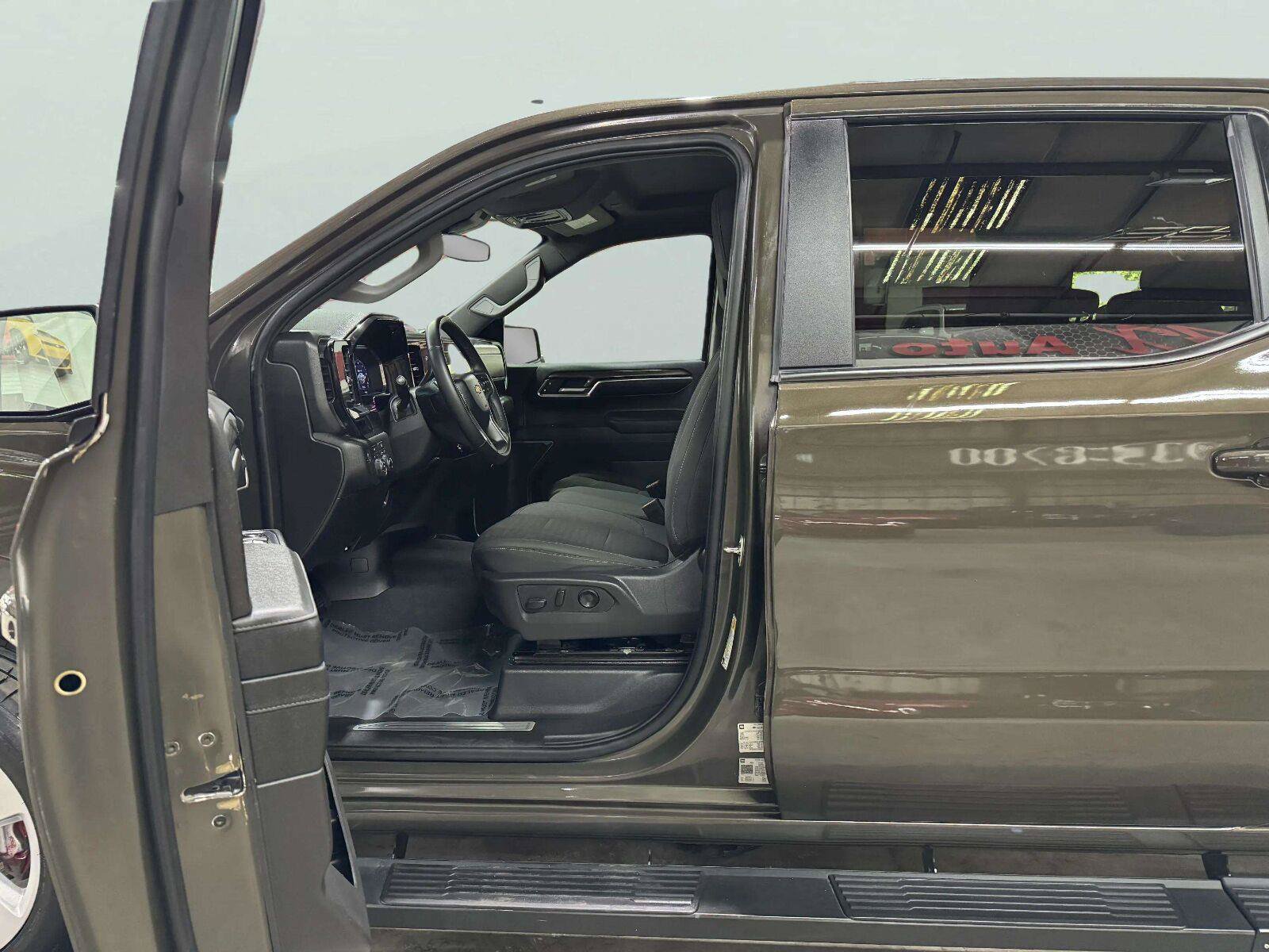 Used 2023 Chevrolet Silverado 1500 LT AWD/4WD image 25
