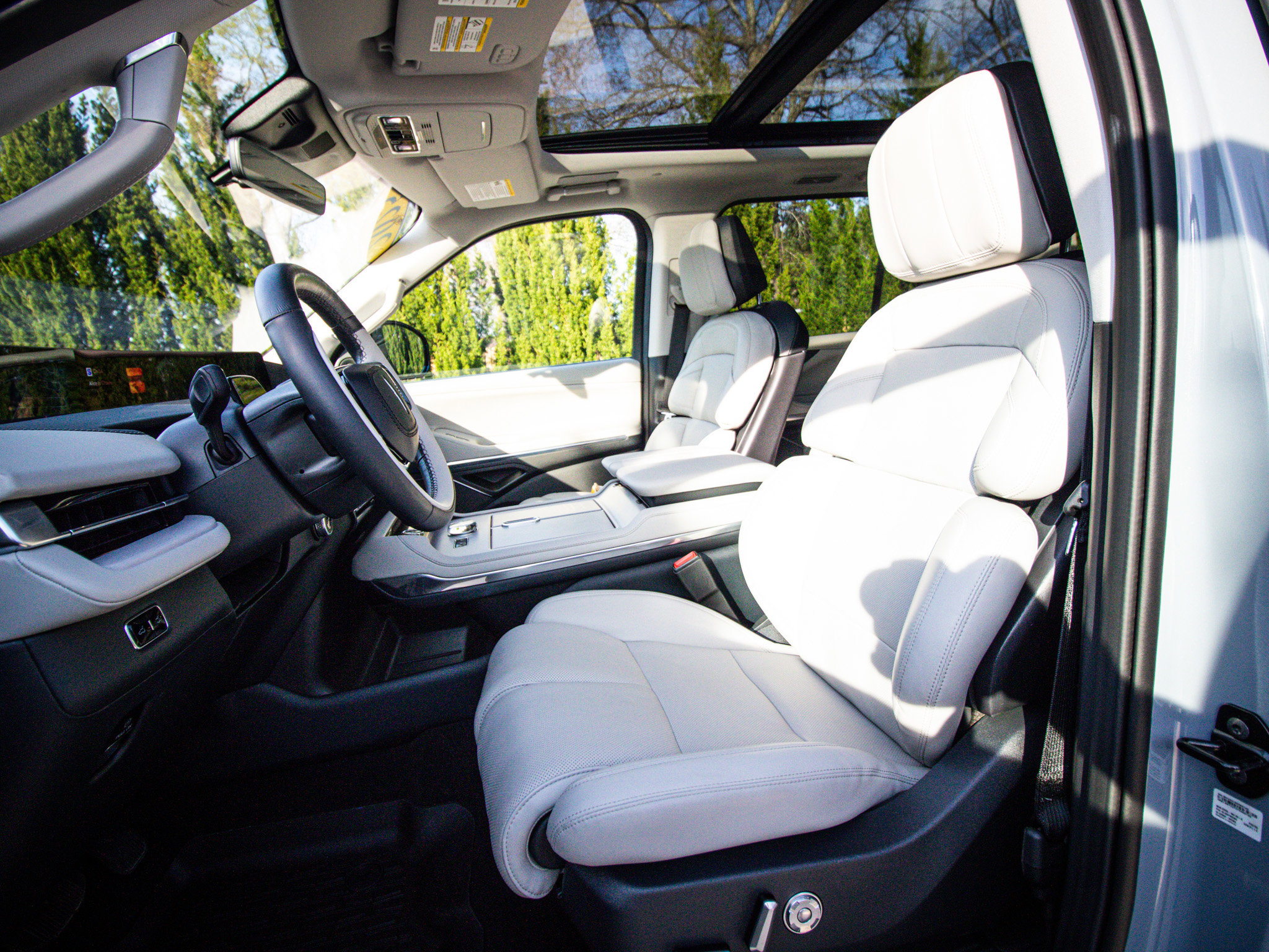 Used 2025 Lincoln Navigator Reserve image 16