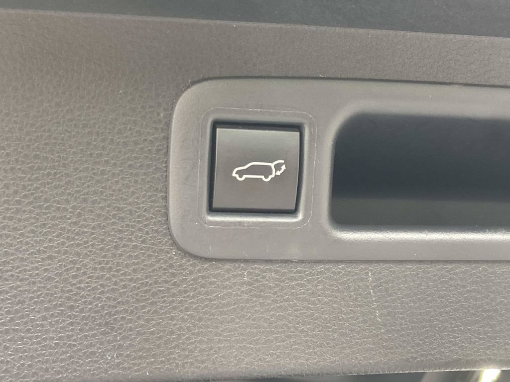 Used 2023 Toyota Highlander LE FWD image 13