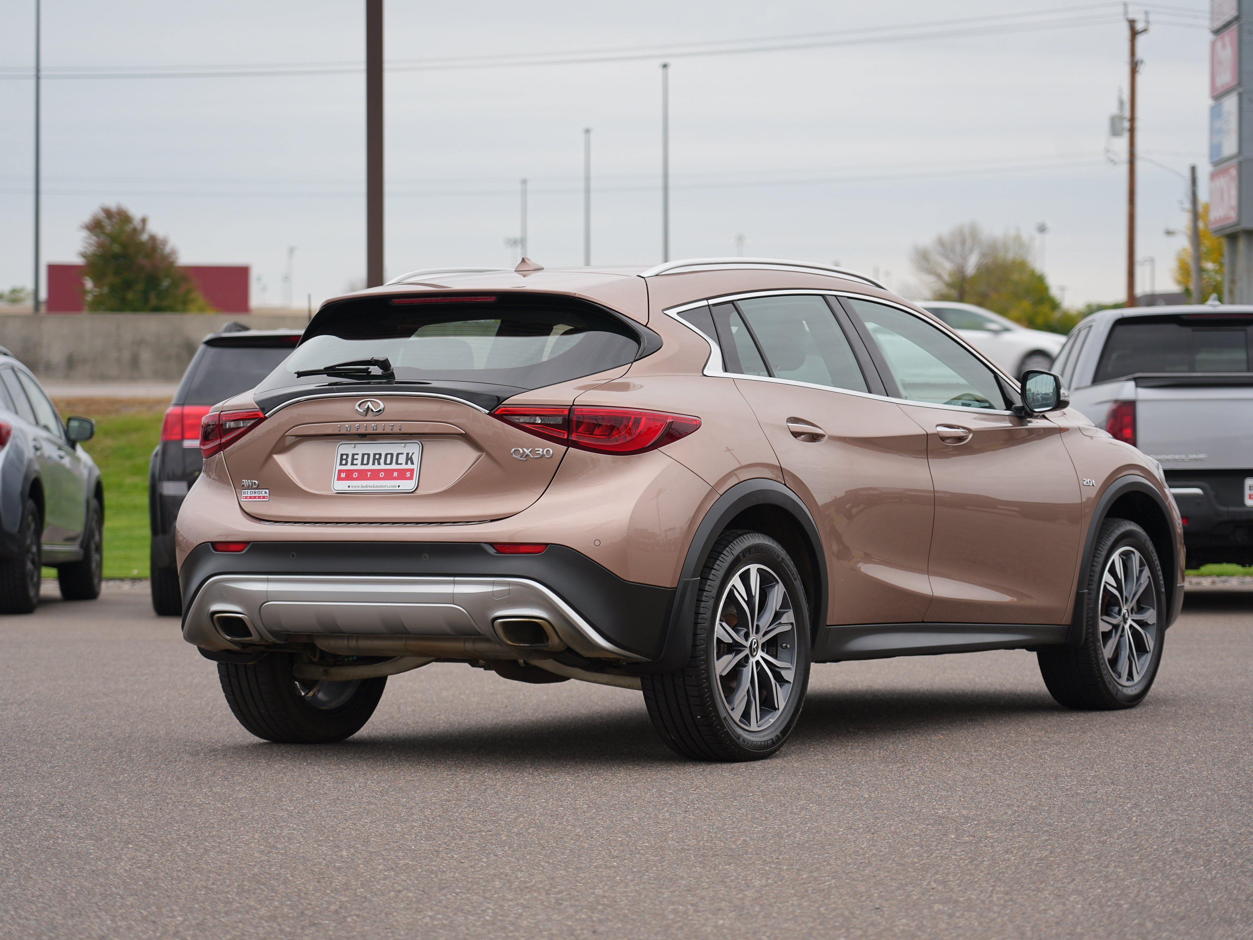 Used 2017 INFINITI QX30 Premium w/ Navigation Package AWD/4WD image 3