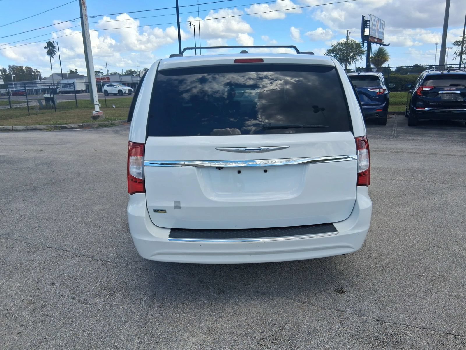Used 2014 Chrysler Town & Country Touring FWD image 5