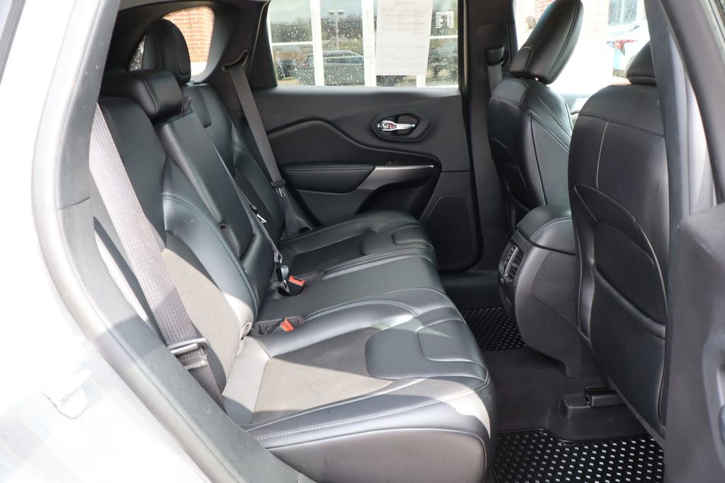 Used 2020 Jeep Cherokee Latitude Plus w/ Cold Weather Group AWD/4WD image 40