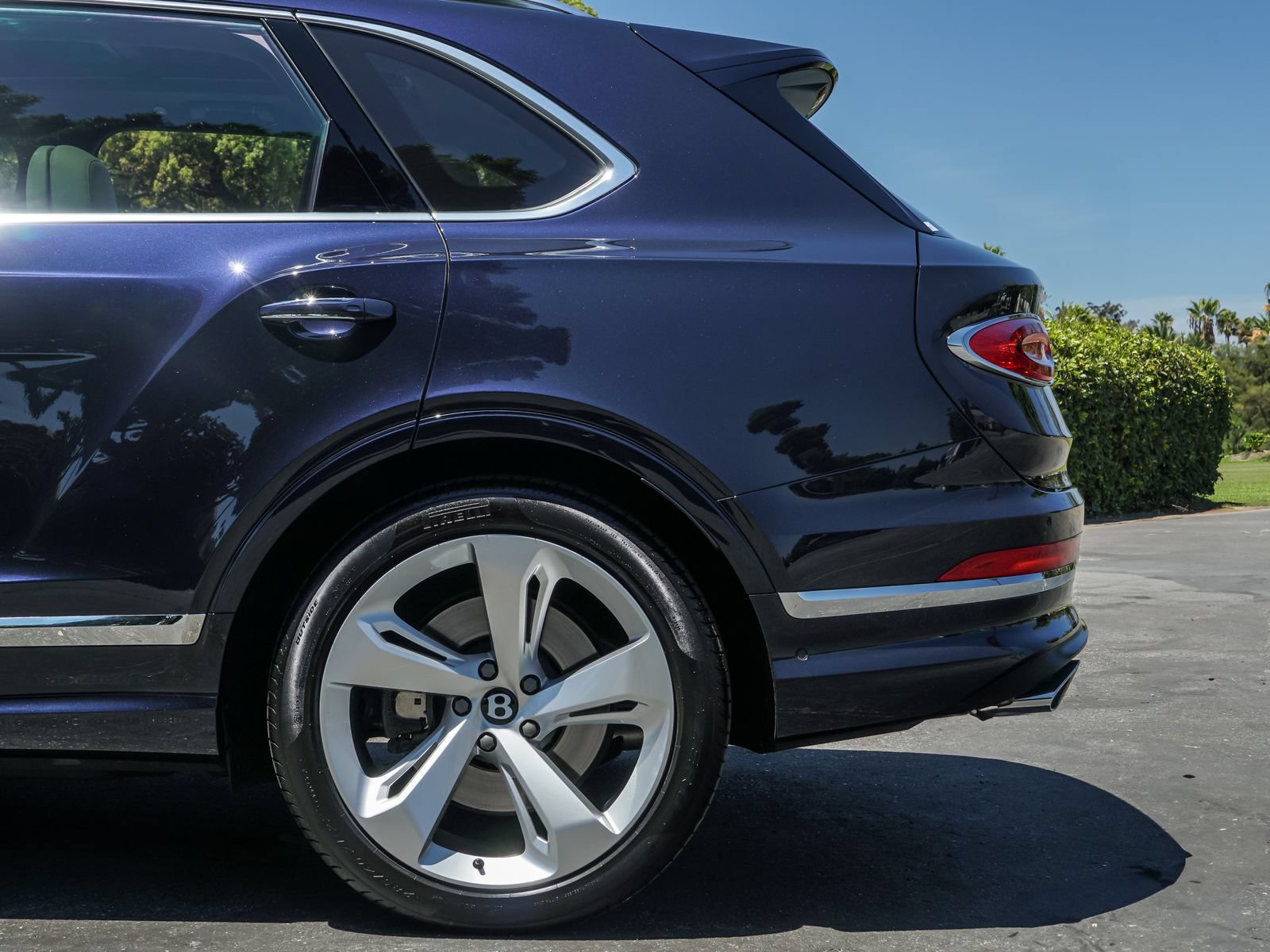 Used 2024 Bentley Bentayga AWD/4WD image 4