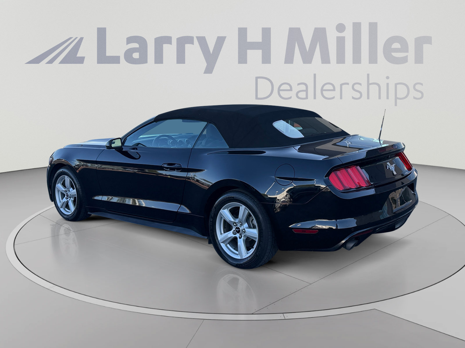 Used 2017 Ford Mustang Convertible RWD image 3