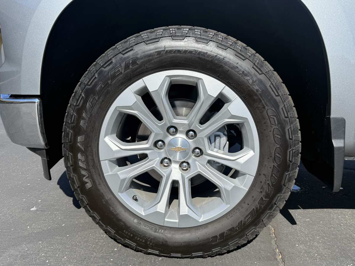 Used 2025 Chevrolet Silverado 1500 LTZ w/ LTZ Premium Package AWD/4WD image 9