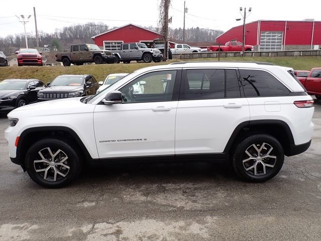 Used 2023 Jeep Grand Cherokee Limited AWD/4WD image 2