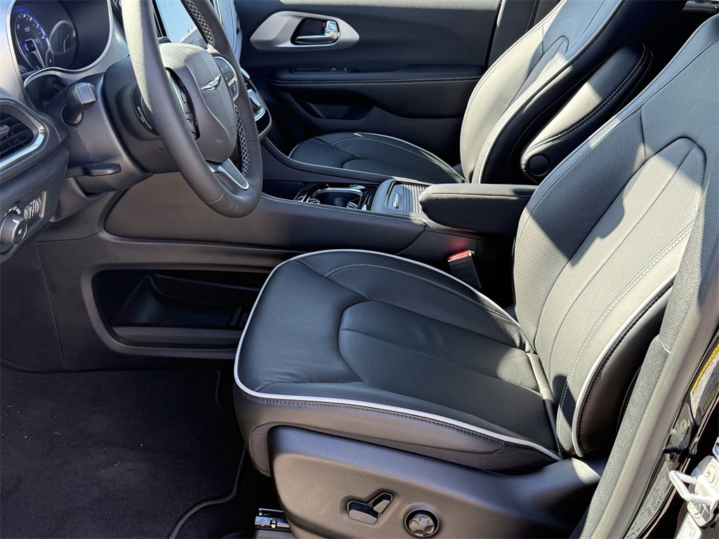 New 2026 Chrysler Pacifica Limited image 12