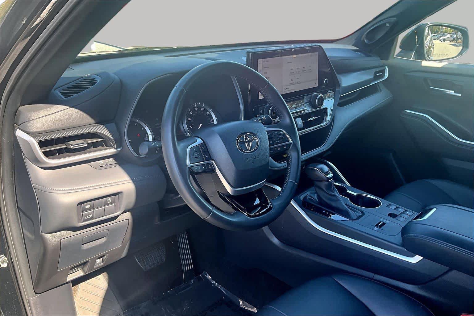 Used 2024 Toyota Highlander XSE FWD image 18