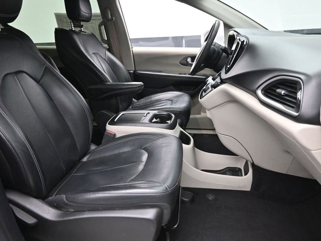 Used 2022 Chrysler Pacifica Touring-L image 7