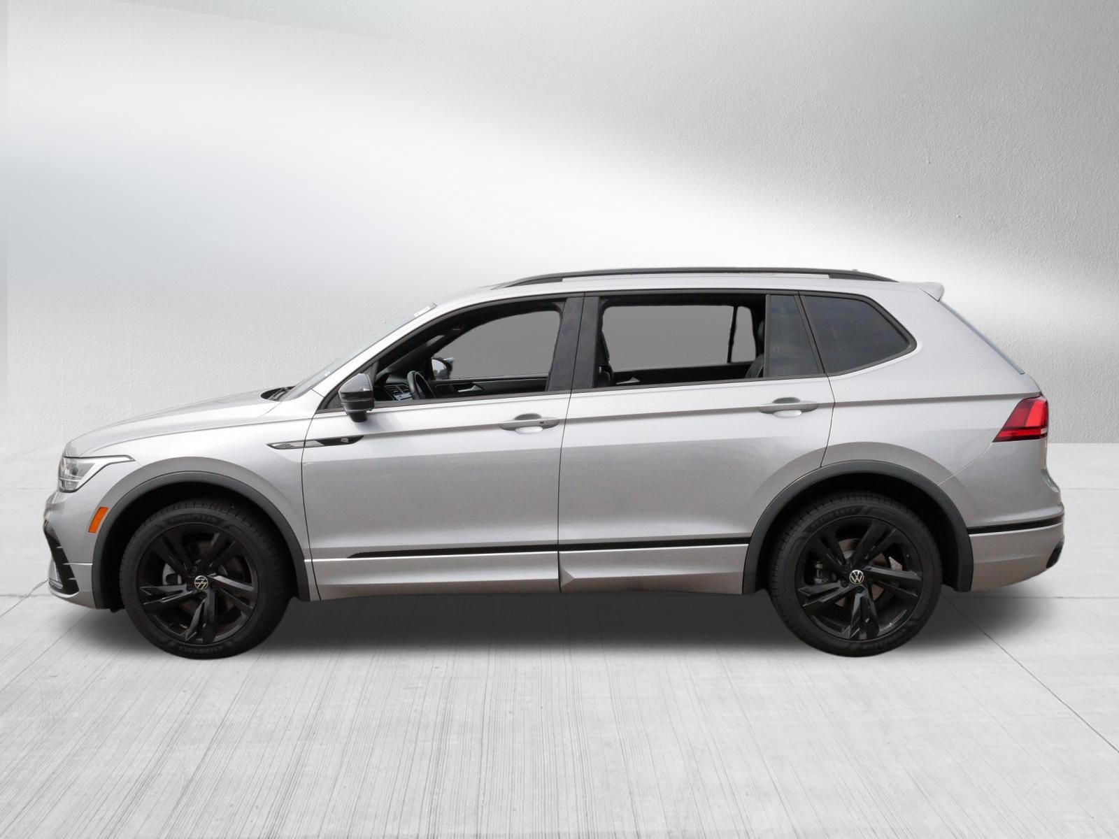 Certified 2023 Volkswagen Tiguan SE R-Line AWD/4WD image 4