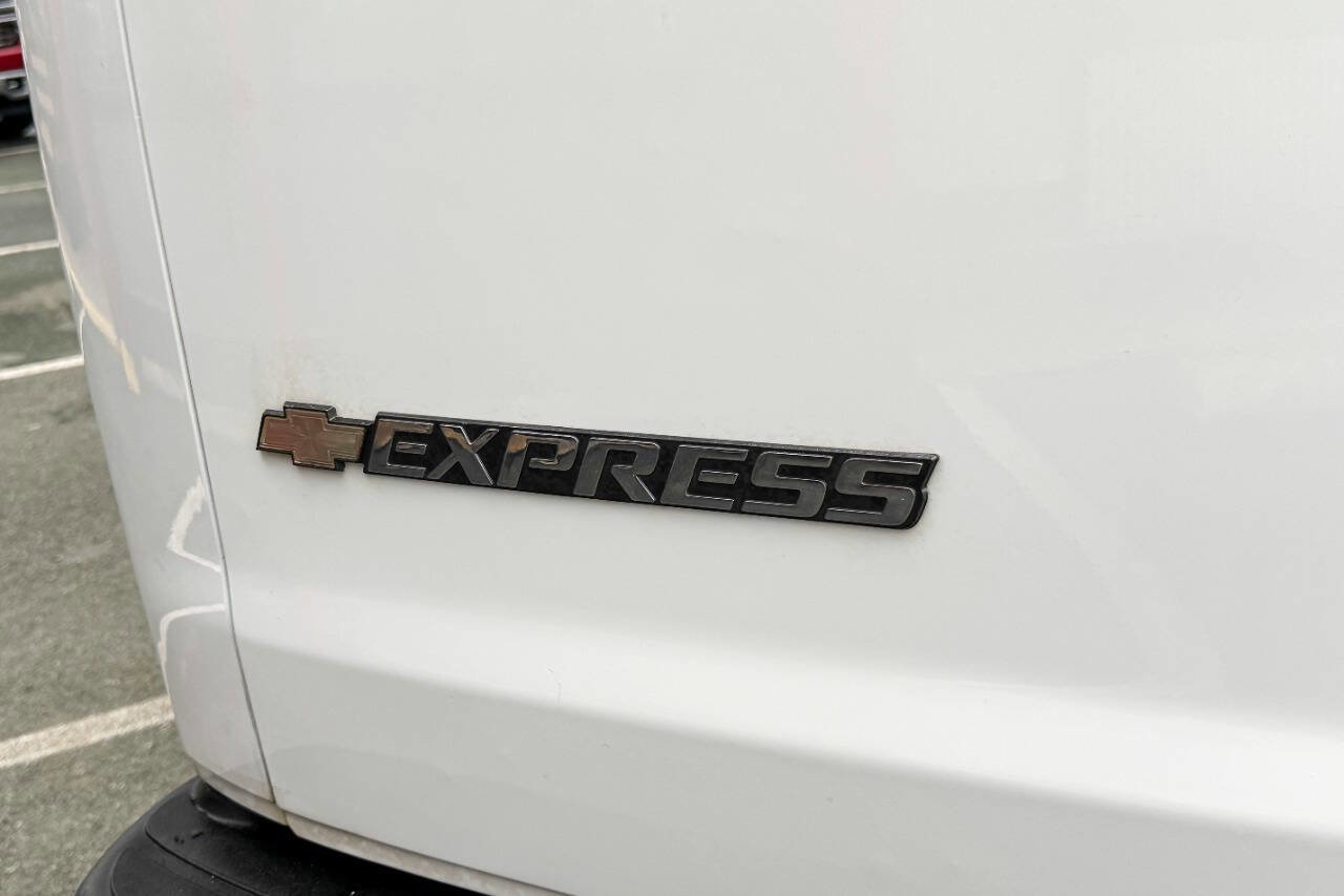 Used 2017 Chevrolet Express 2500 image 15