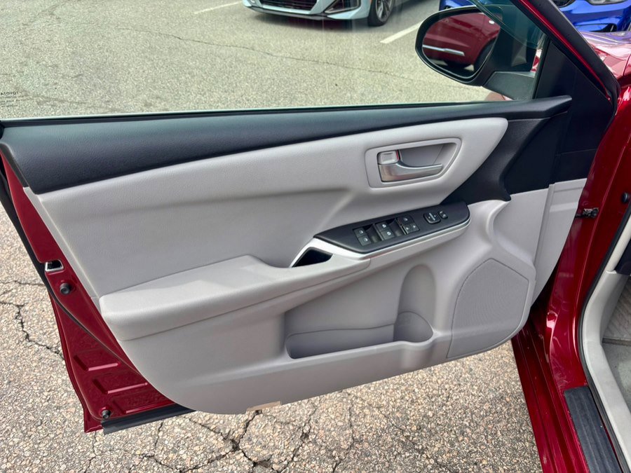 Used 2017 Toyota Camry LE image 9