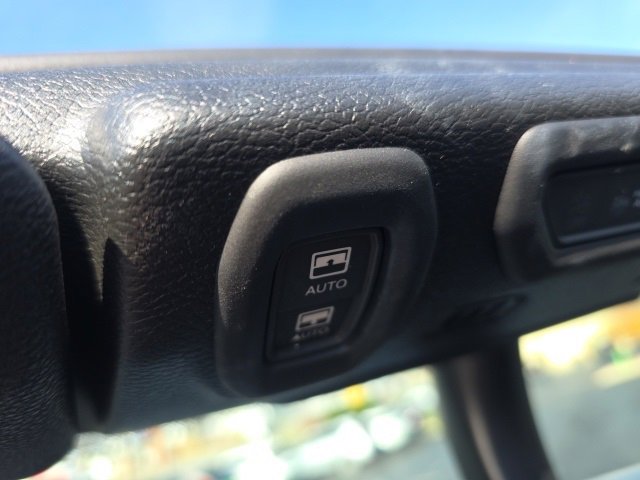 Used 2023 Jeep Wrangler Unlimited w/ Sun & Screen Package image 34