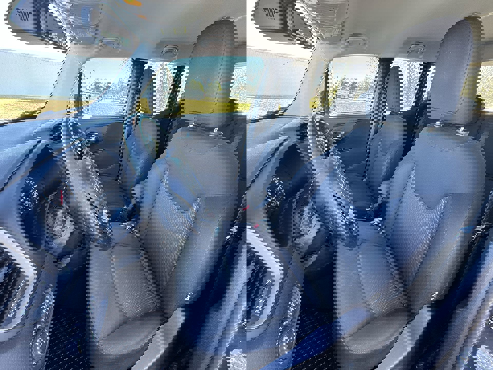 Used 2017 Jeep Renegade Latitude w/ Popular Equipment Group image 11