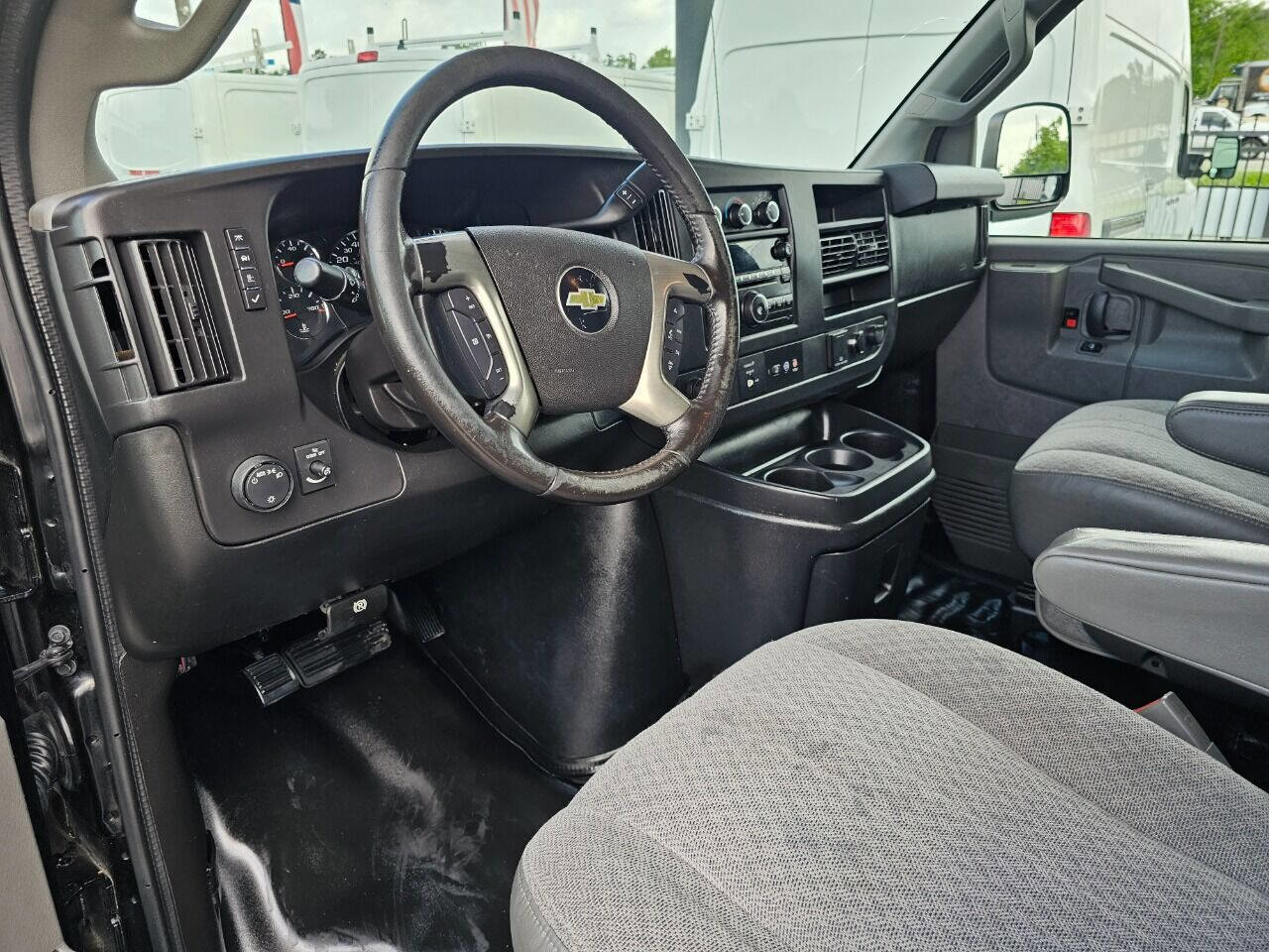 Used 2016 Chevrolet Express 3500 Extended image 17