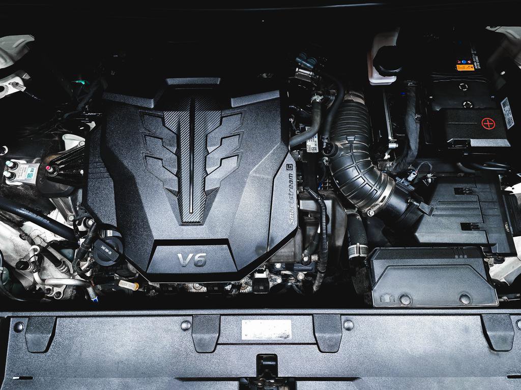 Used 2024 Kia Carnival LX image 12