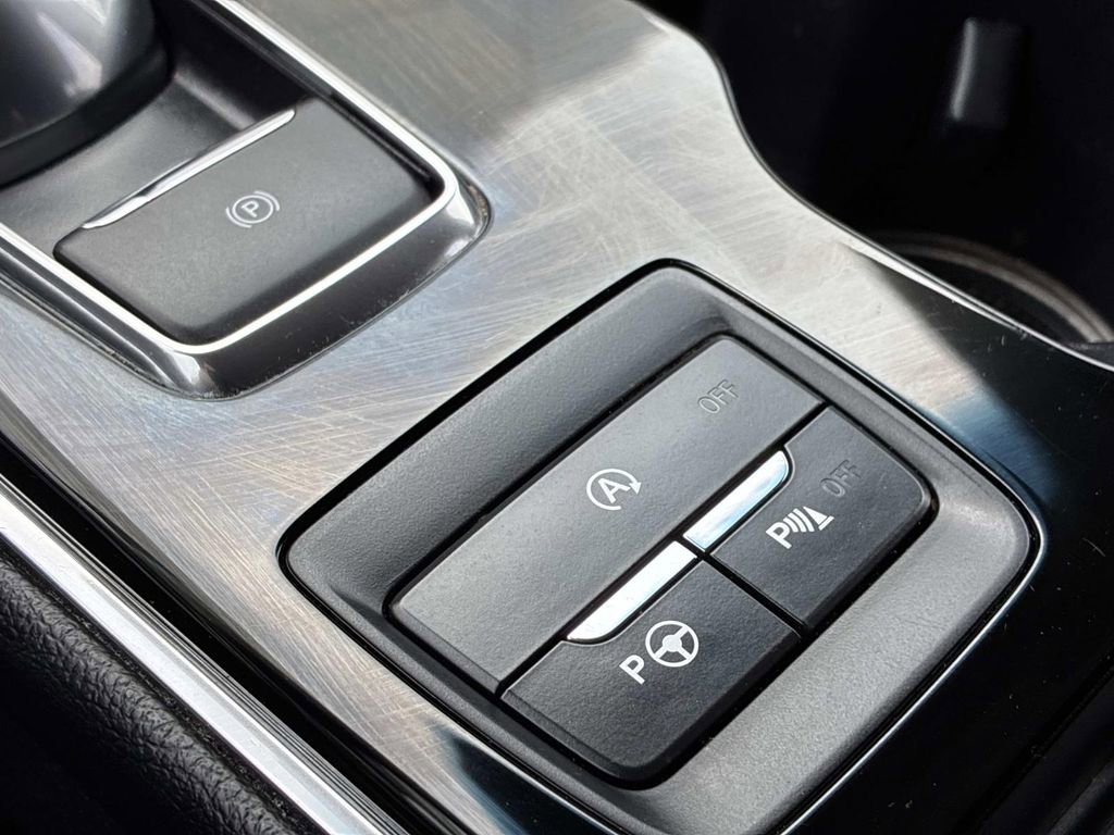 Used 2019 Ford Edge Titanium w/ Equipment Group 301A AWD/4WD image 33
