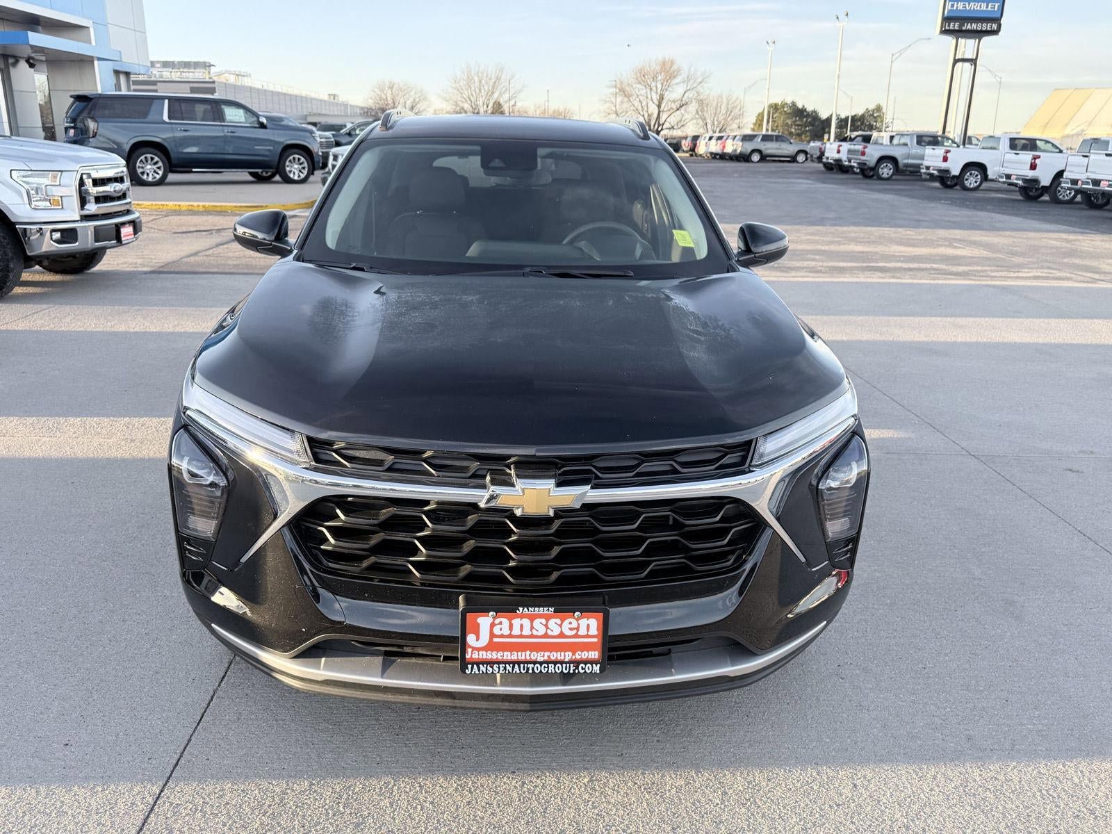 Used 2025 Chevrolet Trax LT FWD image 3