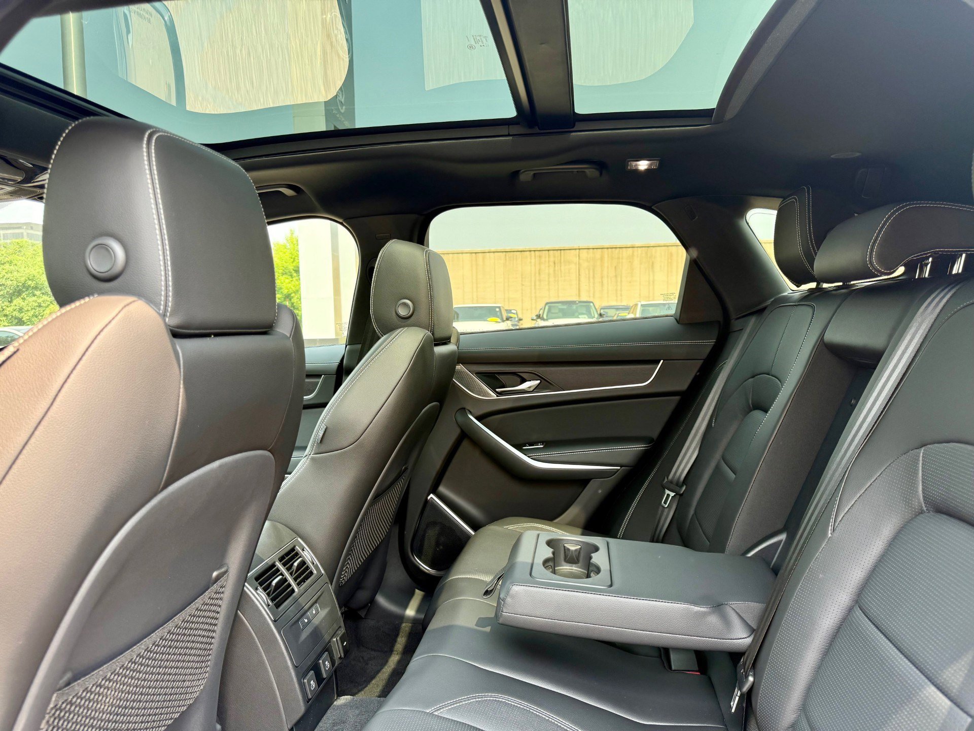 New 2025 Jaguar F-PACE R-Dynamic S image 9