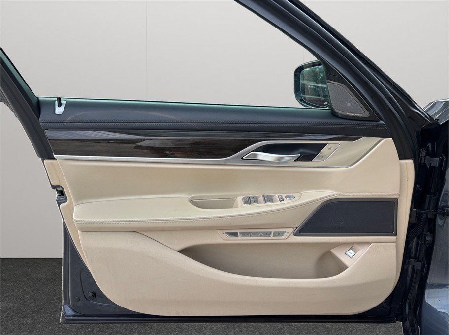 Used 2016 BMW 750i RWD image 21