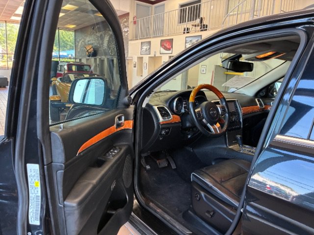 Used 2013 Jeep Grand Cherokee Overland w/ Advance Technology Group RWD image 15