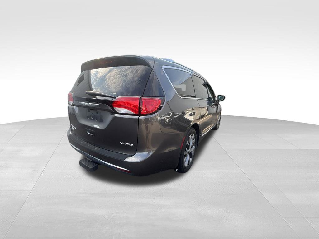 Used 2017 Chrysler Pacifica Limited w/ Tire & Wheel Group FWD image 7