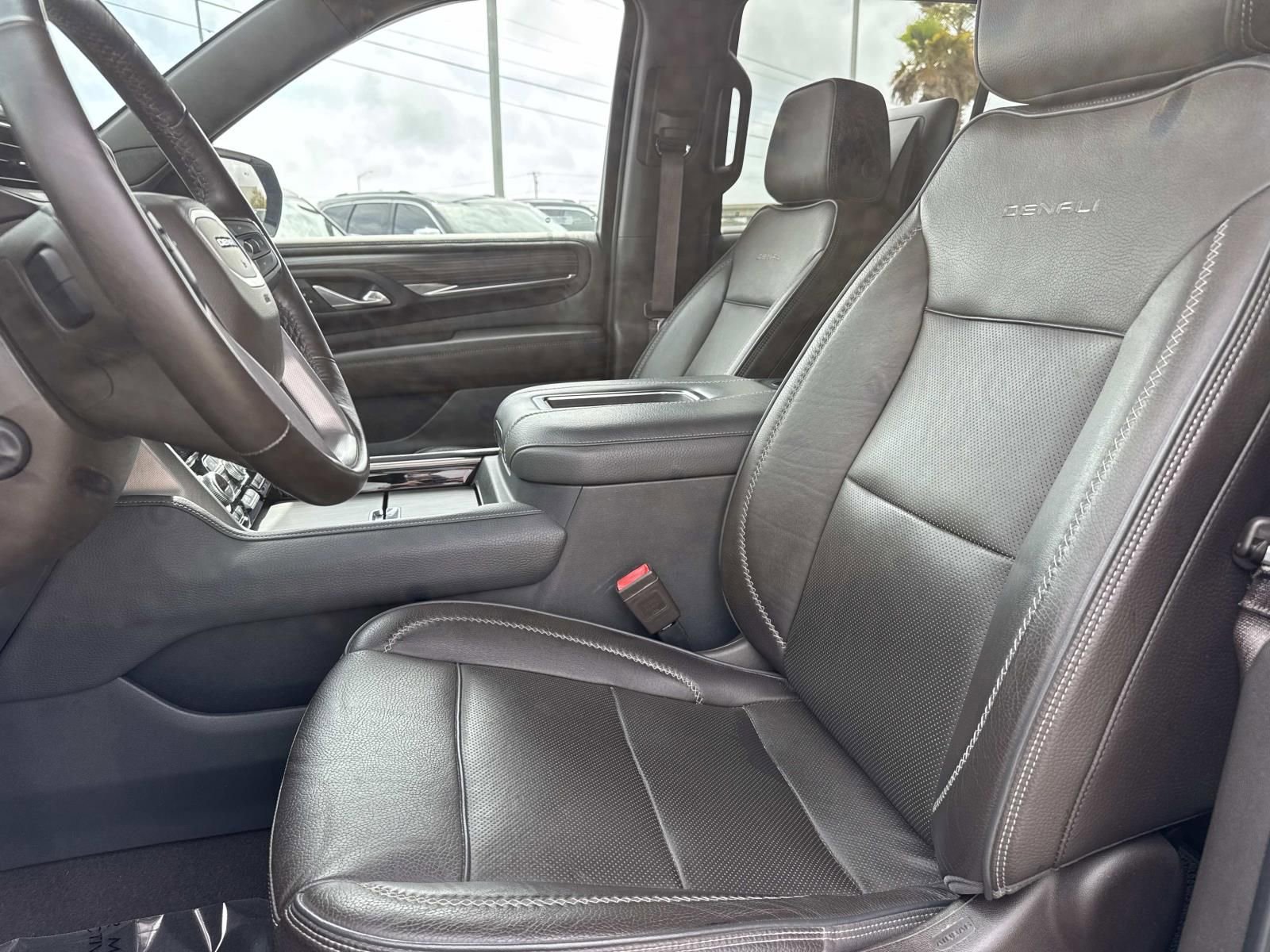 Used 2021 GMC Yukon Denali w/ Denali Premium Package image 18