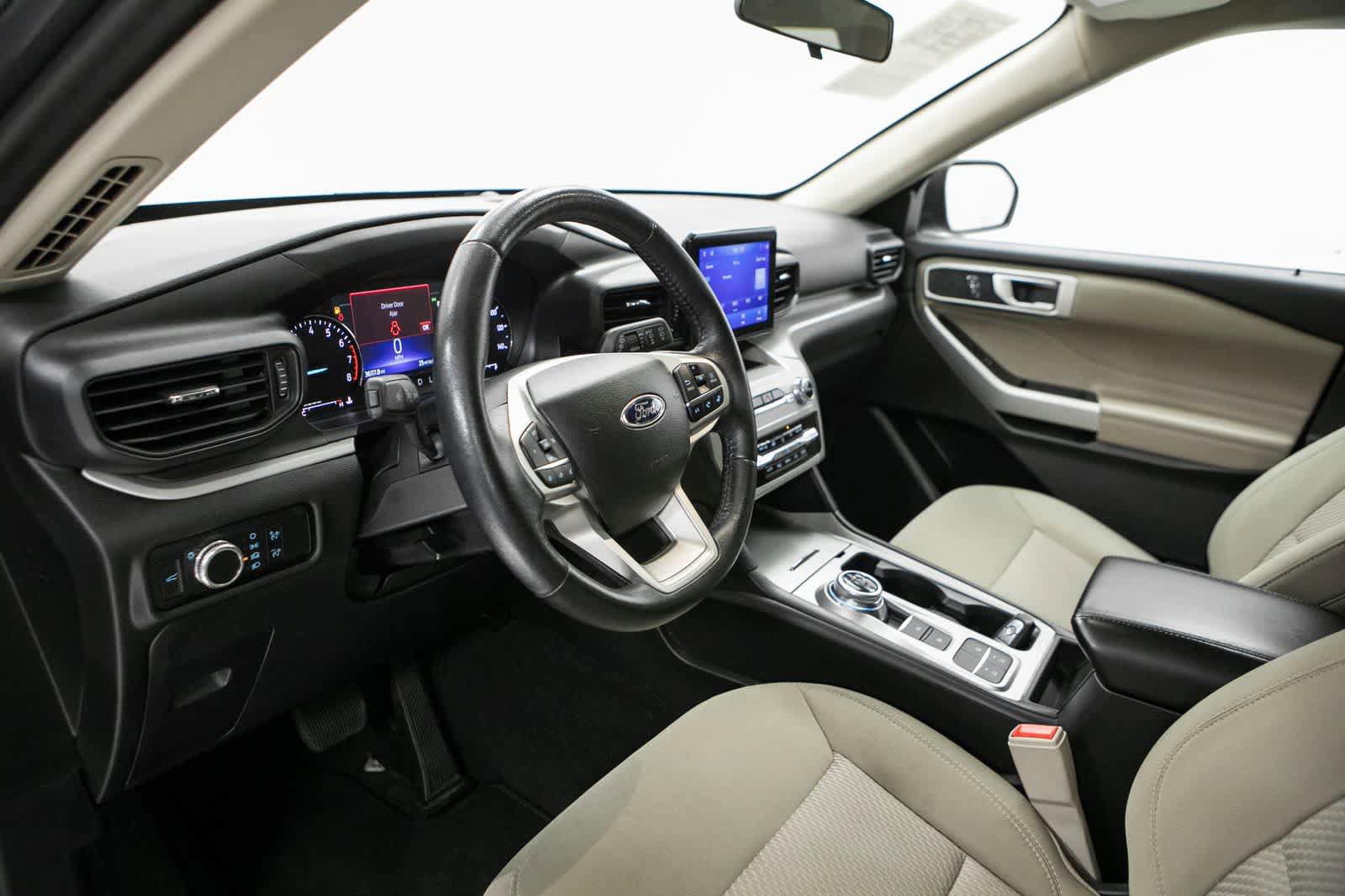 Used 2023 Ford Explorer XLT RWD image 4