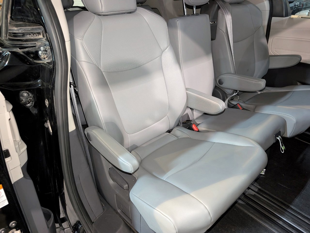 Used 2021 Toyota Sienna XLE w/ XLE Plus Package FWD image 26