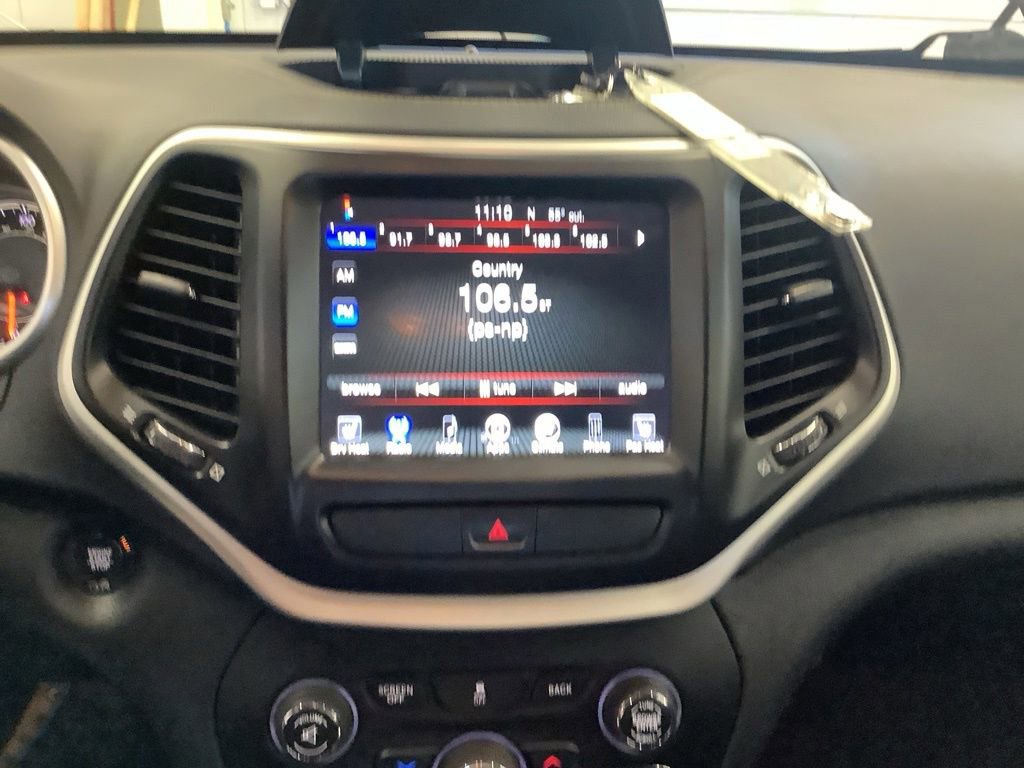 Used 2018 Jeep Cherokee Latitude Plus w/ Cold Weather Group AWD/4WD image 8