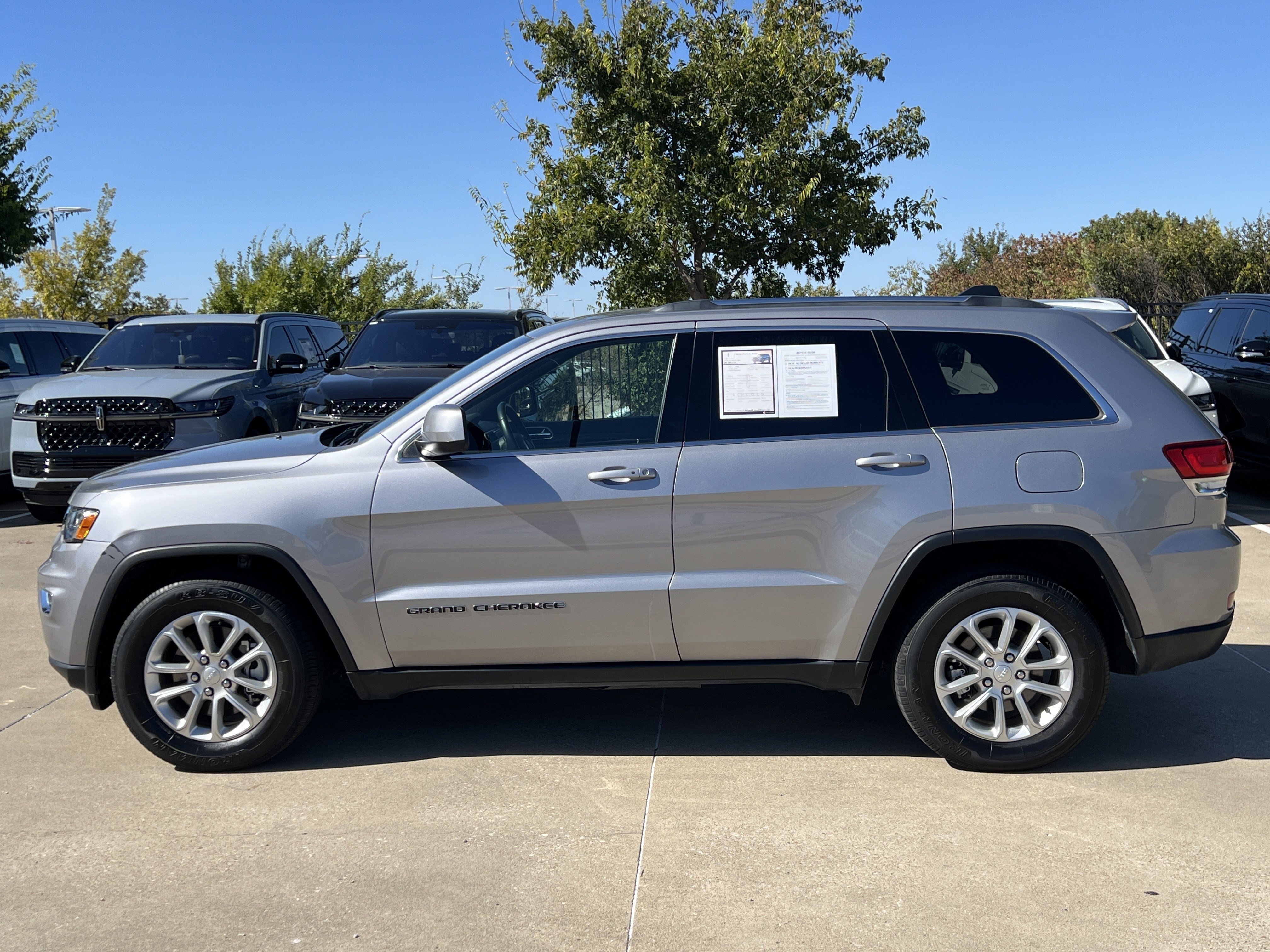 Used 2021 Jeep Grand Cherokee Laredo image 4
