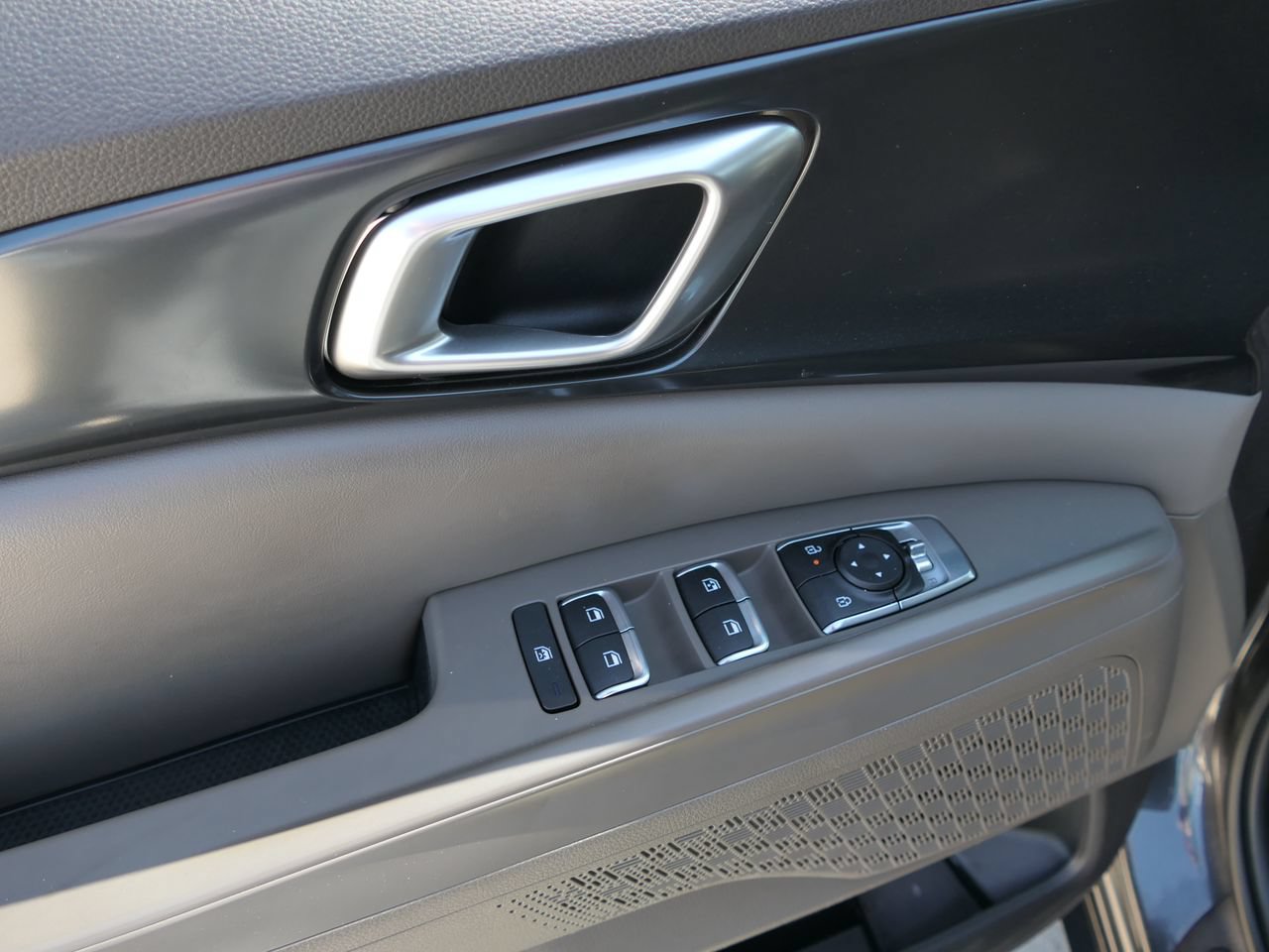Used 2025 Kia Carnival FWD image 14