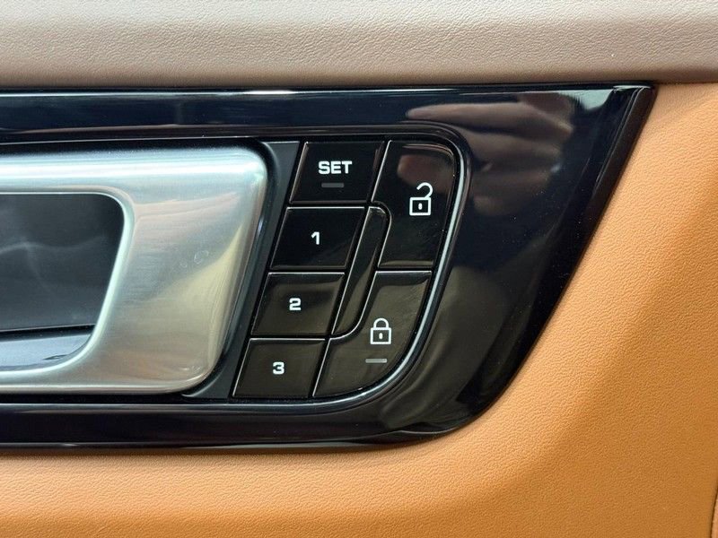 Certified 2021 Porsche Cayenne E-Hybrid AWD/4WD image 19