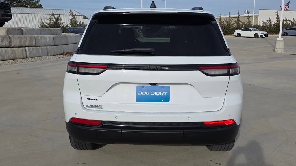 Used 2022 Jeep Grand Cherokee Laredo AWD/4WD image 4