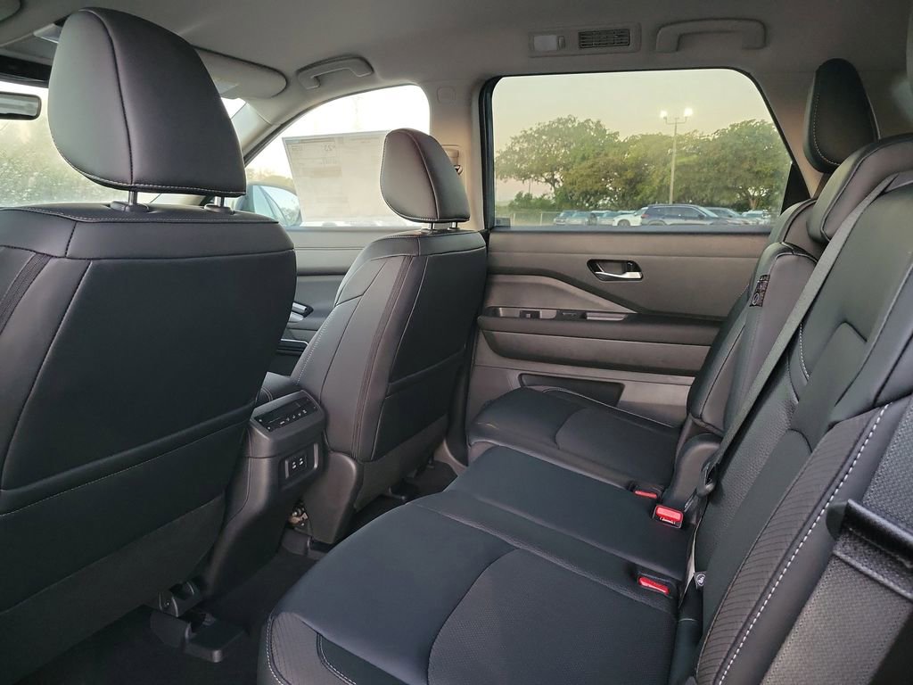New 2026 Nissan Pathfinder SL image 5