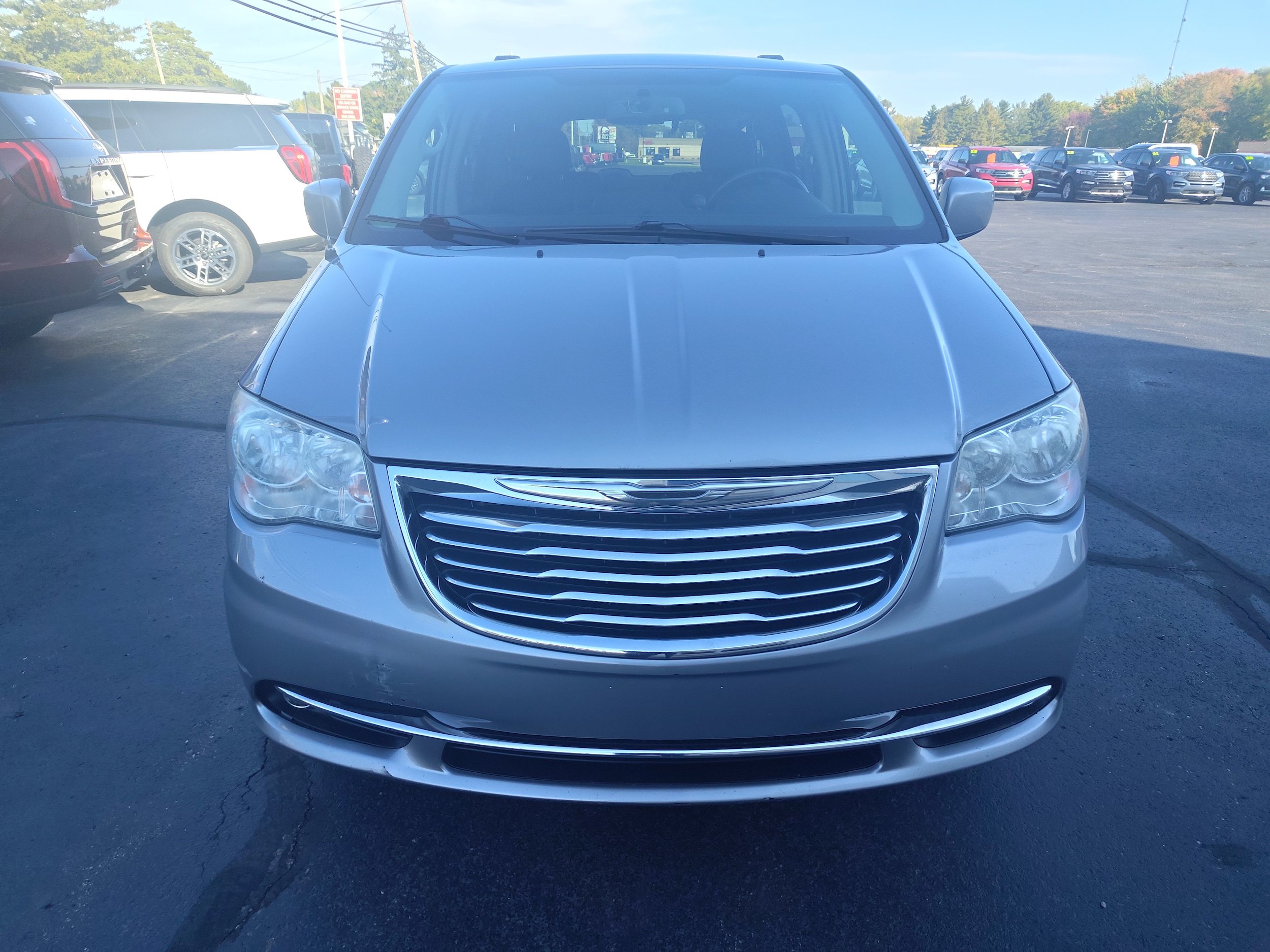 Used 2014 Chrysler Town & Country Touring FWD image 3