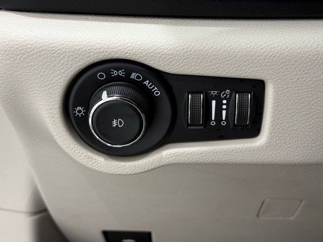 Used 2023 Chrysler Pacifica Touring-L image 35
