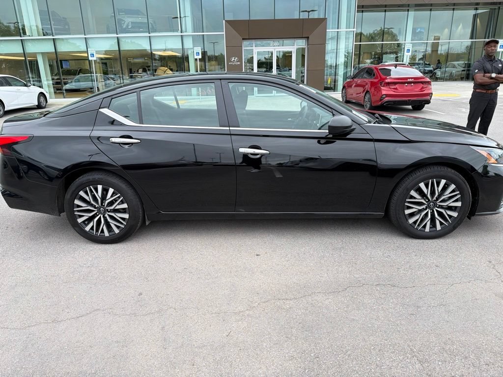 Used 2025 Nissan Altima 2.5 SV FWD image 4