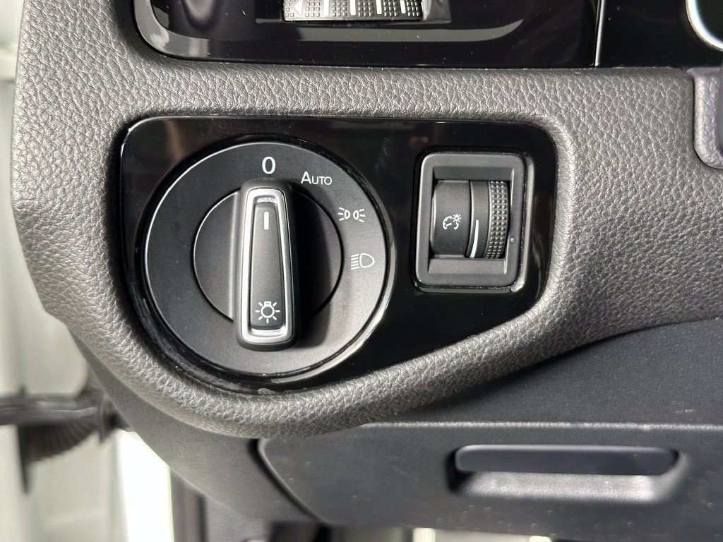 Used 2018 Volkswagen Golf R 4-Door AWD/4WD image 21
