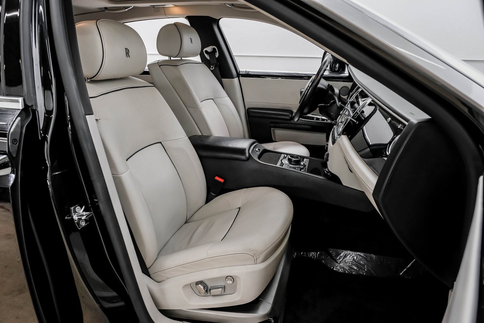 Used 2014 Rolls-Royce Ghost image 48