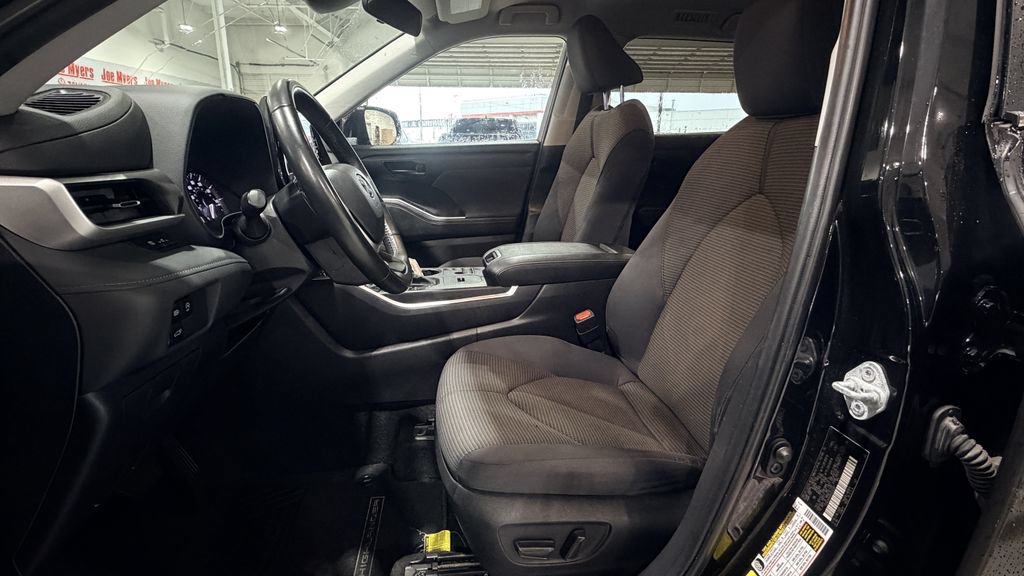 Used 2024 Toyota Highlander LE FWD image 24