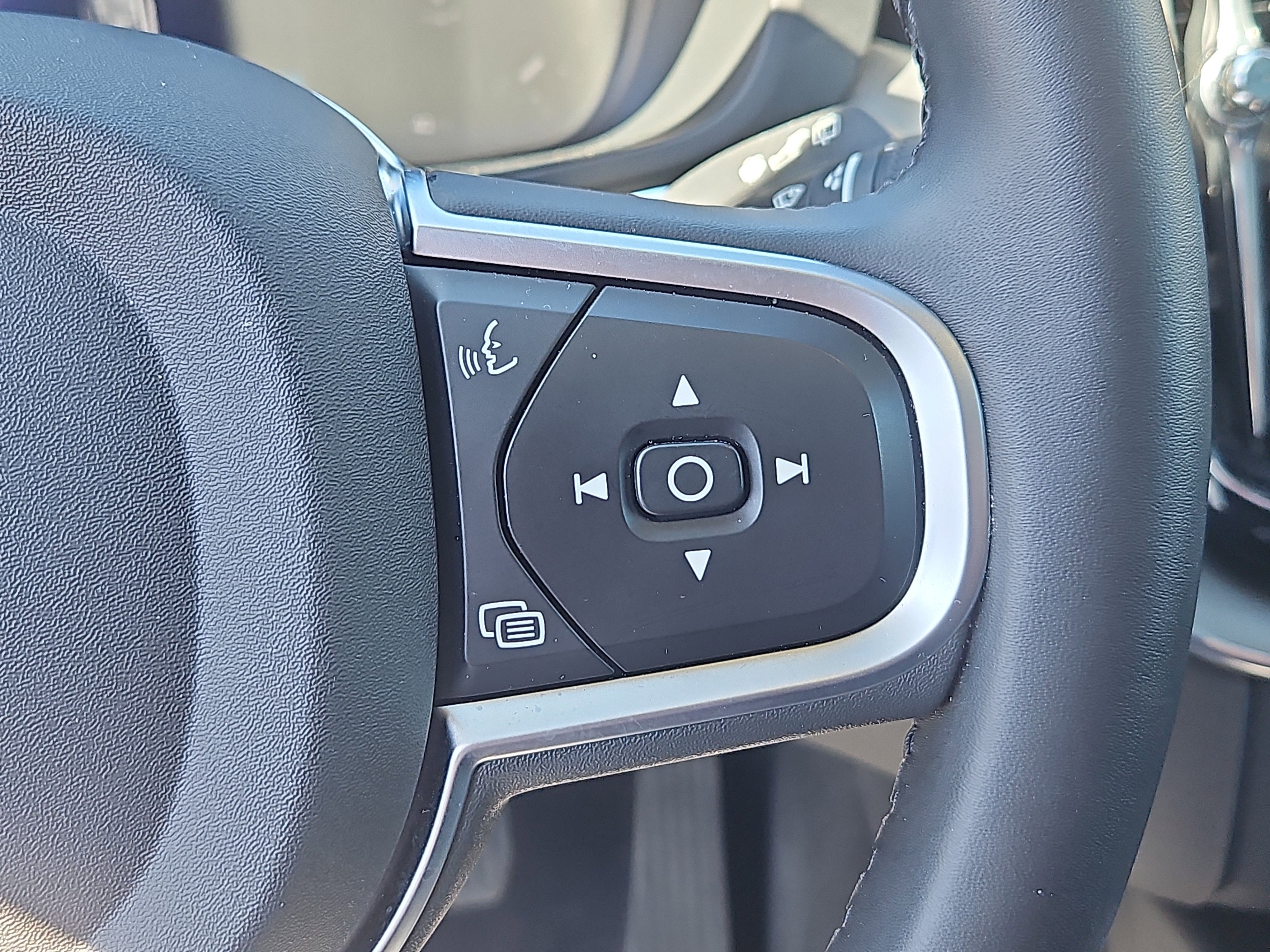 Used 2025 Volvo XC60 B5 Core AWD/4WD image 18
