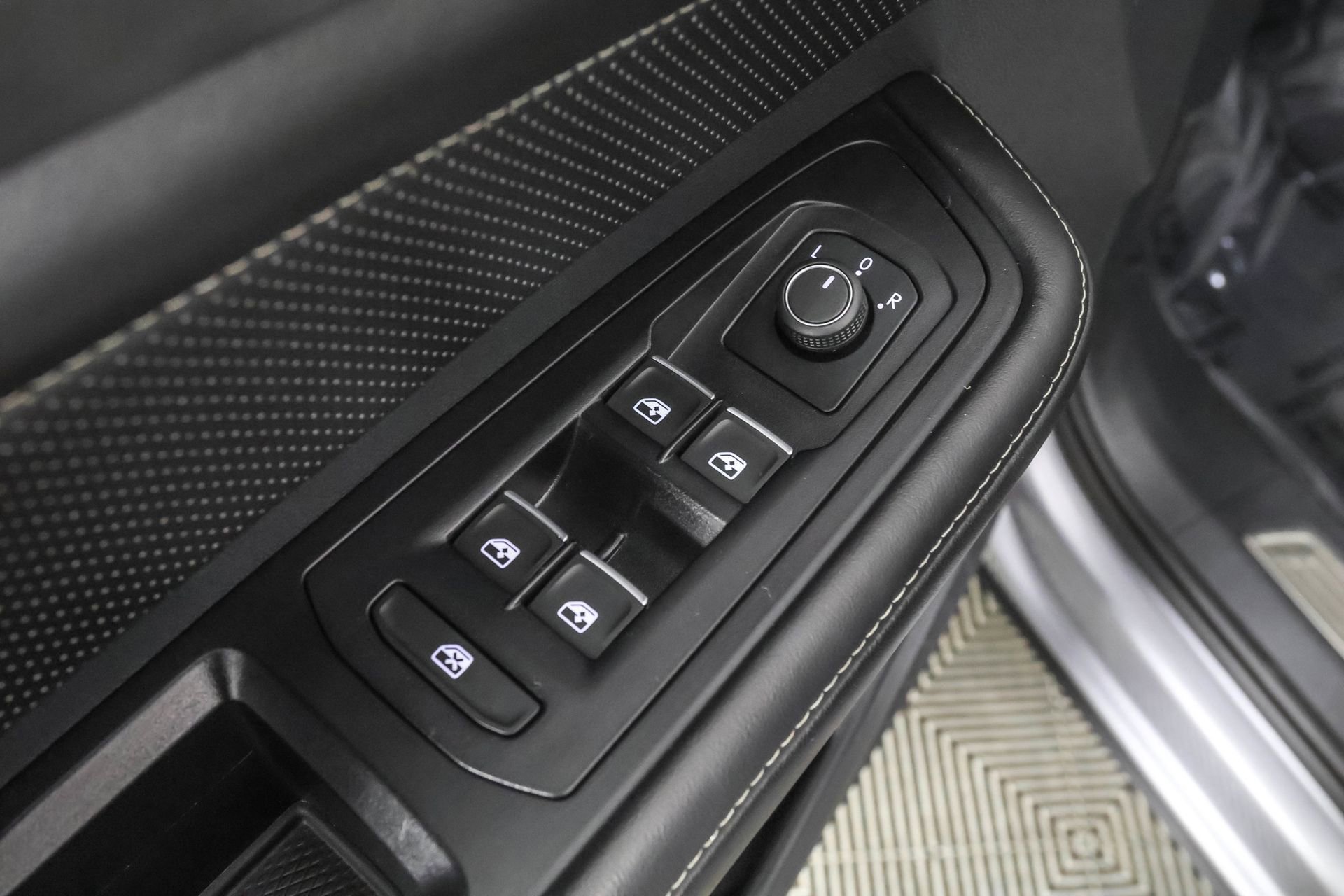 Used 2024 Volkswagen Atlas Cross Sport SE image 32