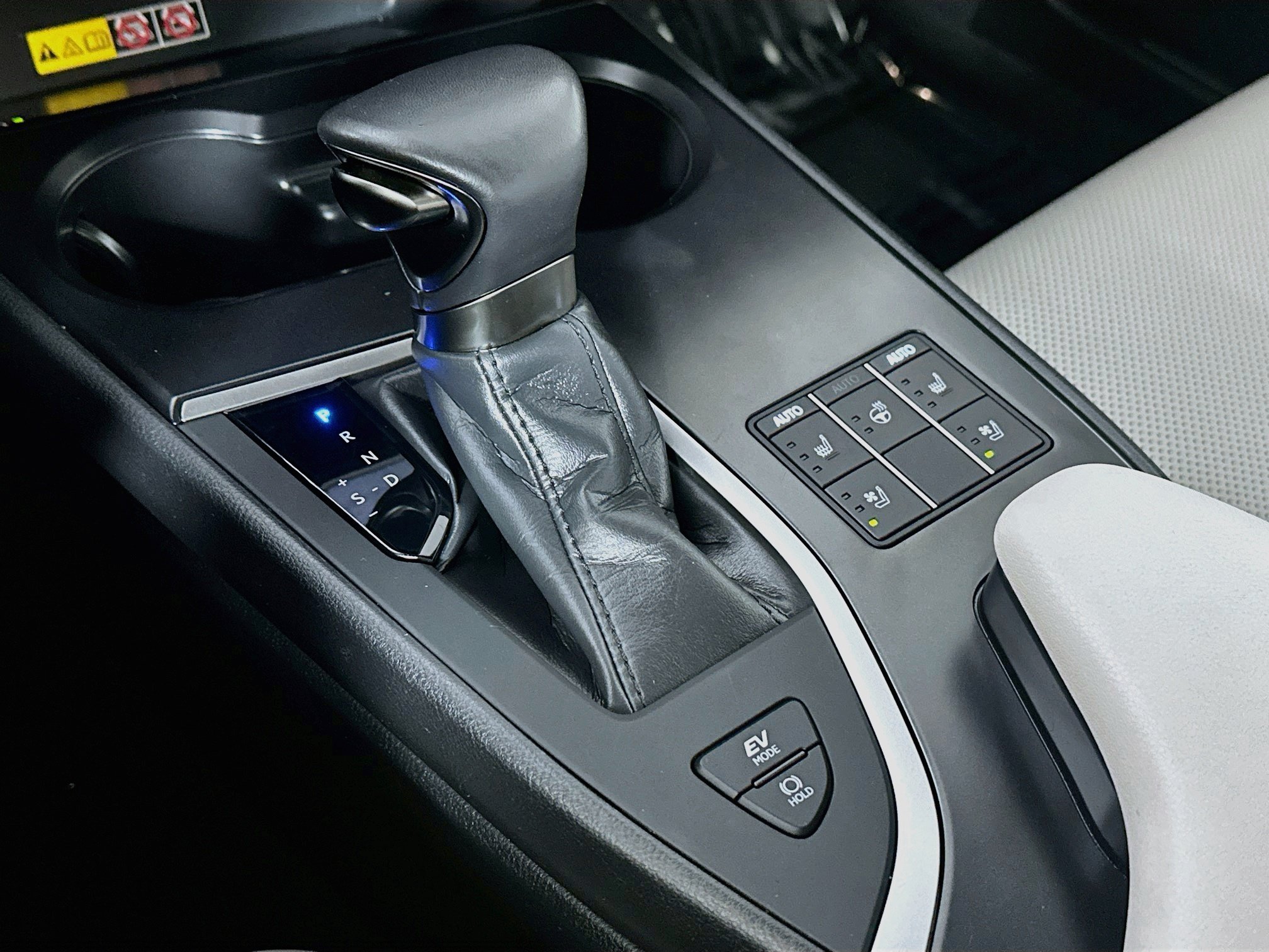 Used 2024 Lexus UX 250h AWD w/ Premium Package image 16