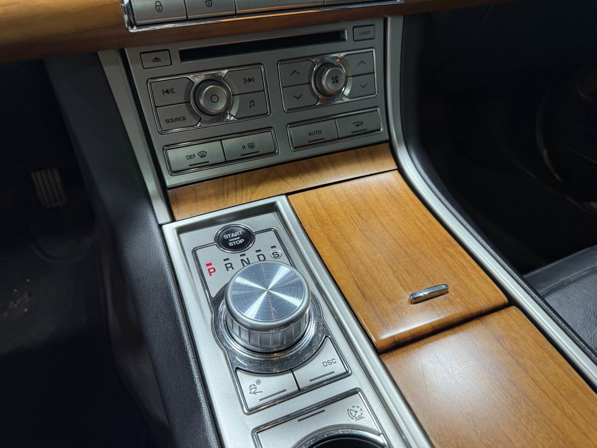 Used 2010 Jaguar XF Luxury image 10